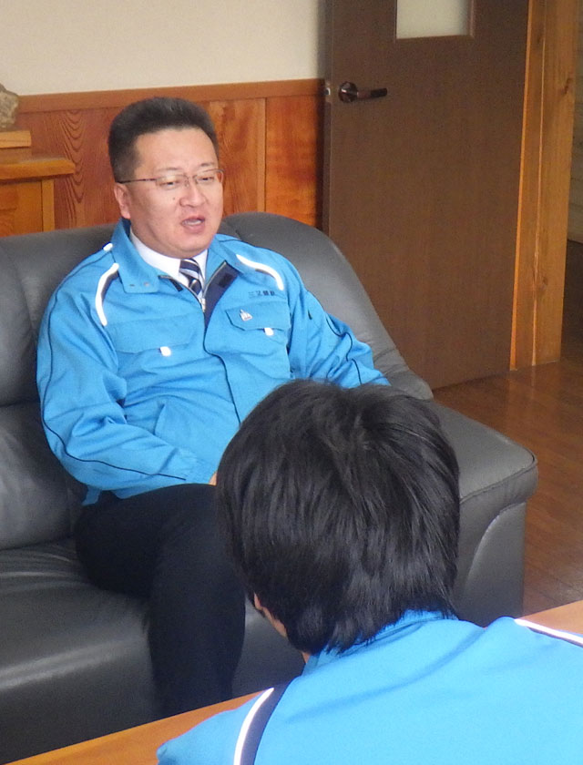 三又建設株式会社 代表取締役 下タ村 正樹 が会社についてインタビューを受けているところ