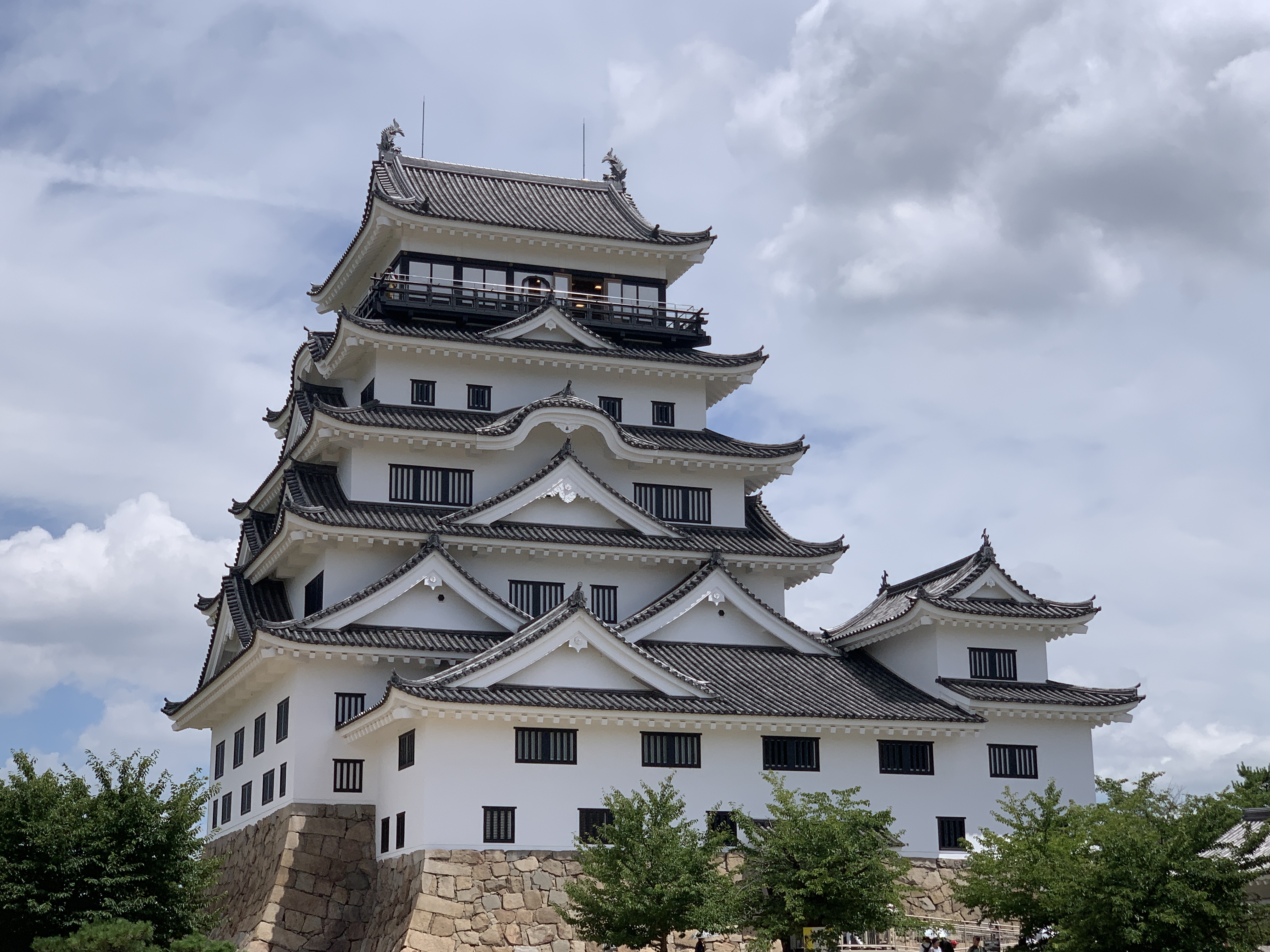 １面鉄板張りの福山城